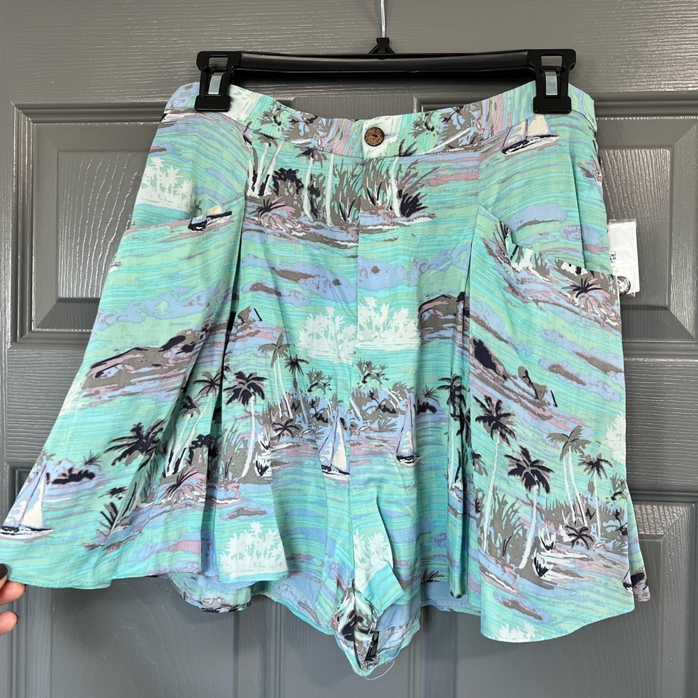 NWT Hawaiian print shorts